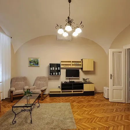 Demetrovics Udvarhaz Эгер