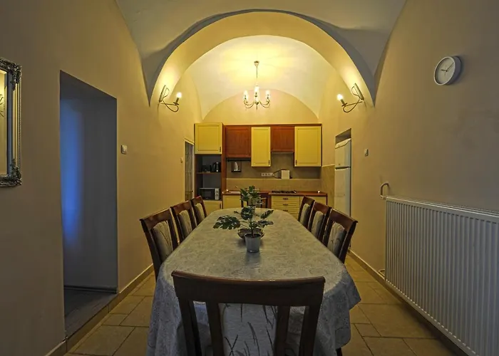 Demetrovics Udvarhaz