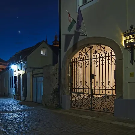 Demetrovics Udvarház Apartman *